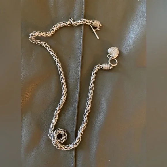 Authentic John Hardy Elegant Silver 925 Heart
Charm braided chain with necklace. - Picture 10 of 10